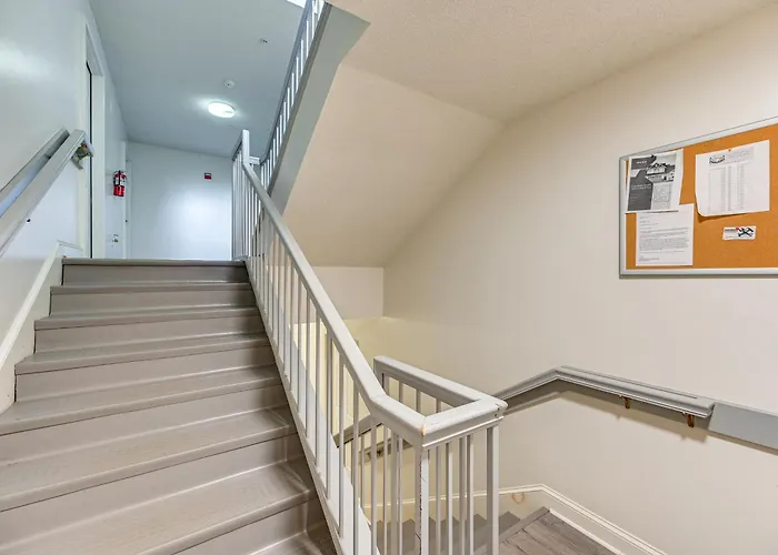 Holiday home W/ Balcony: Steps To Golf!